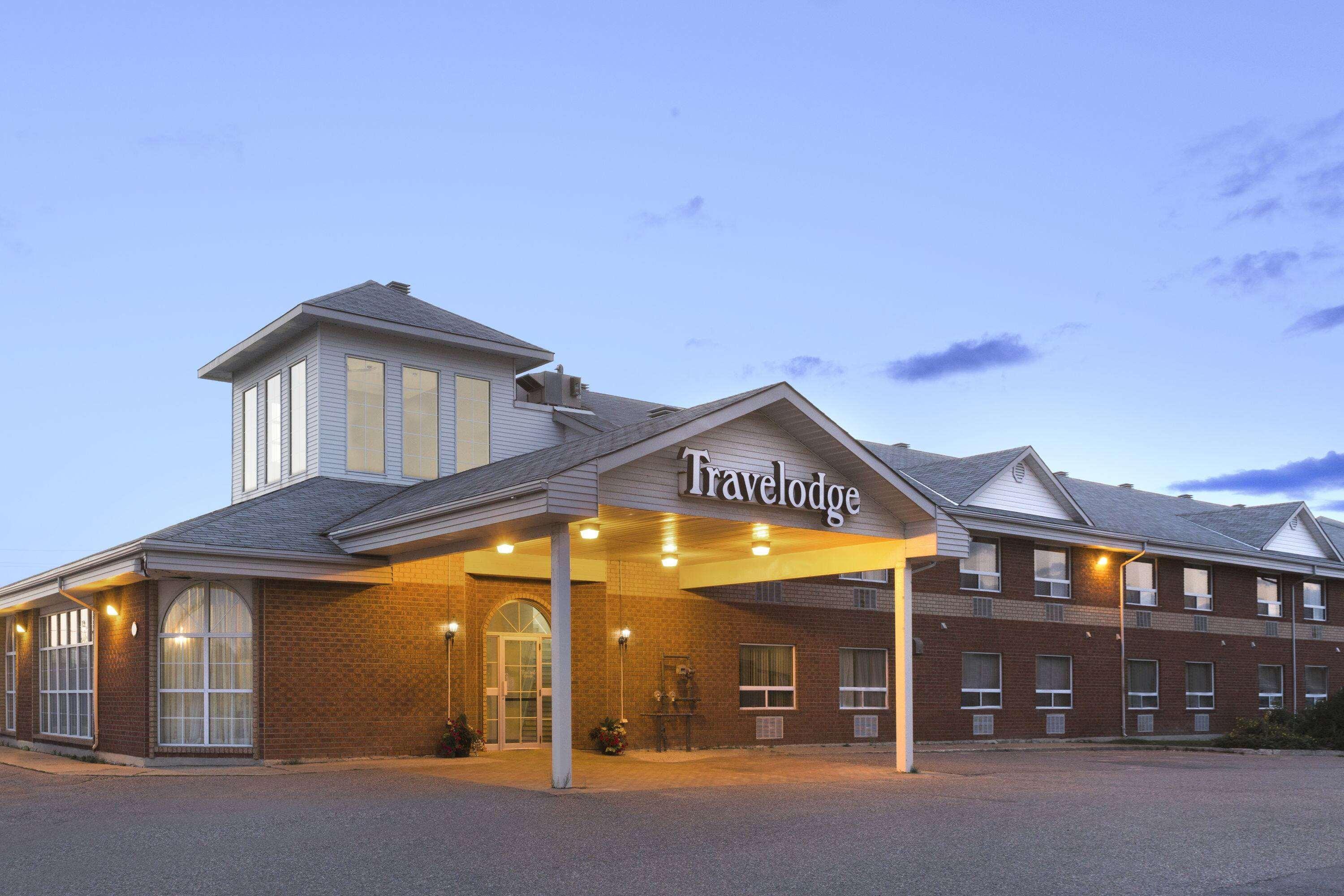 Travelodge By Wyndham Тиминс Екстериор снимка